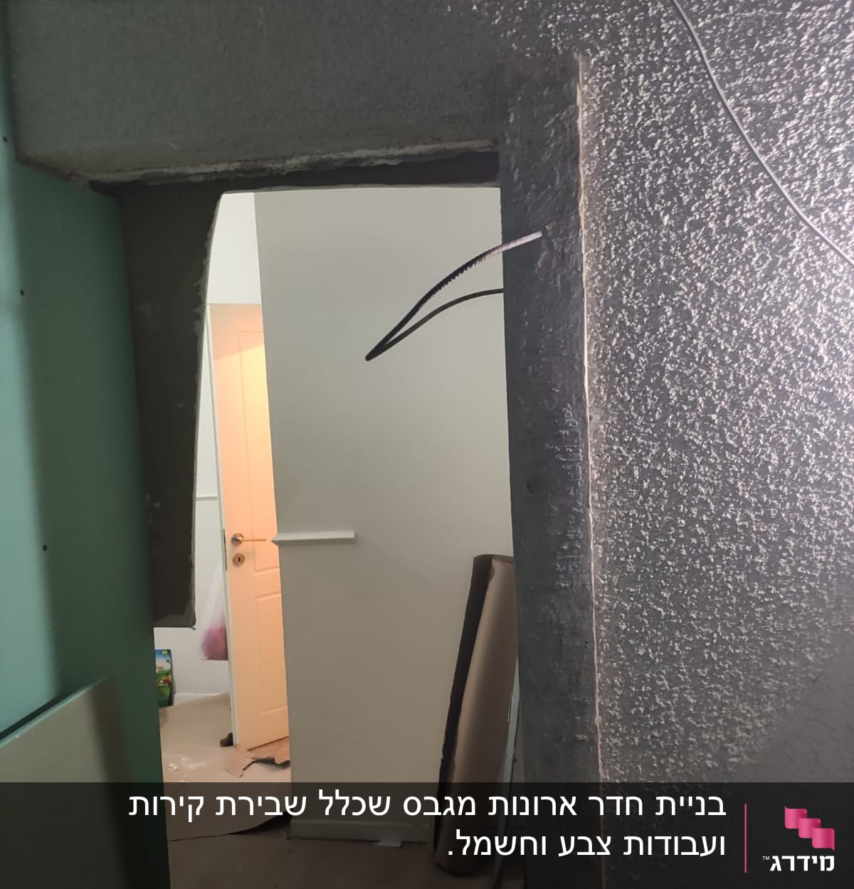 חוטי חשמל חשופים בקיר במהלך שיפוץ